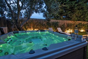 Outdoor spa tub
