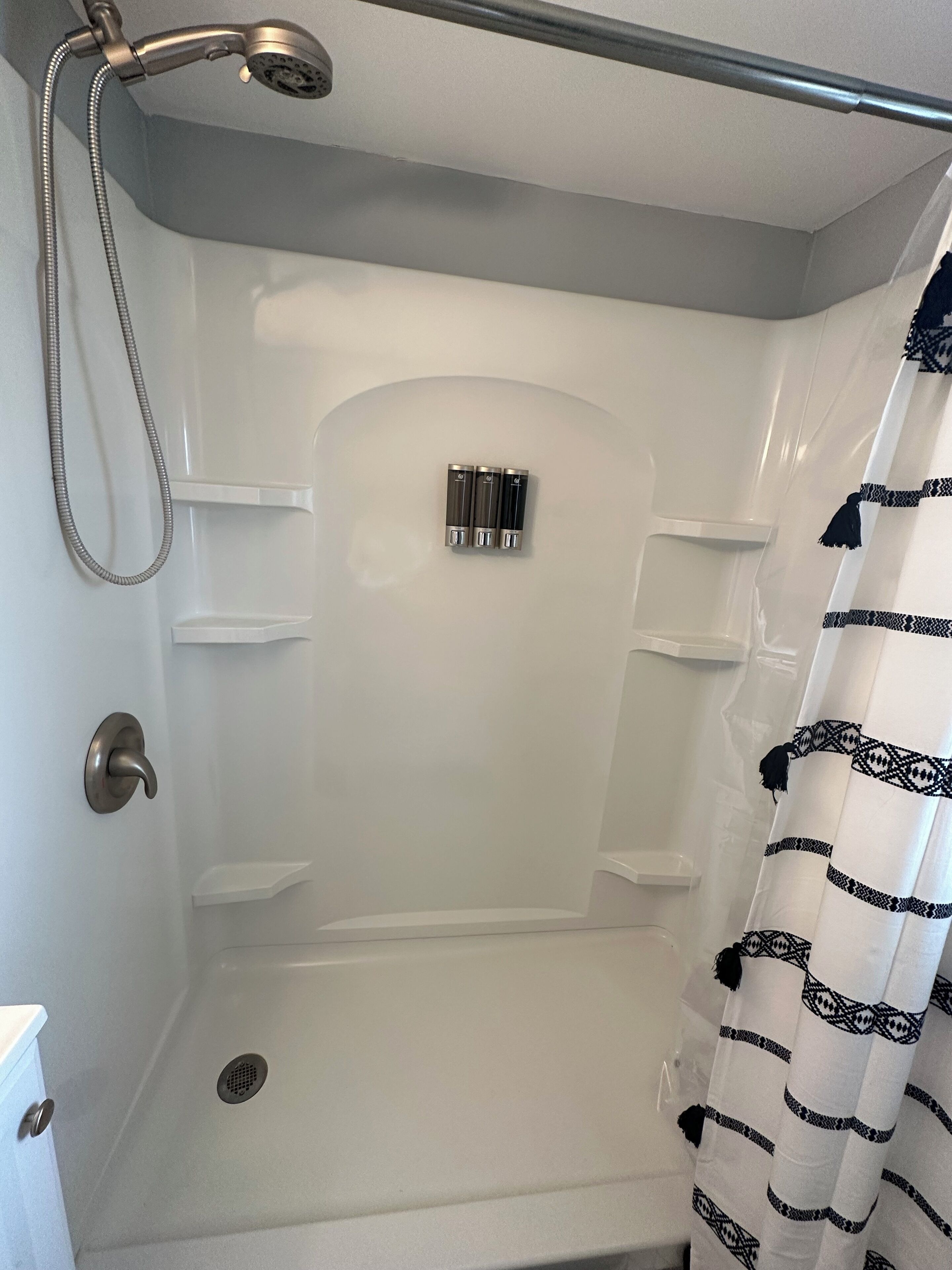 Een douche, een haardroger, handdoeken, zeep