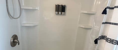 Douche, sĂšche-cheveux, serviettes fournies, savon