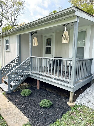 Charming 2-bedroom house facing bike trails in Downtown Glen Carbon