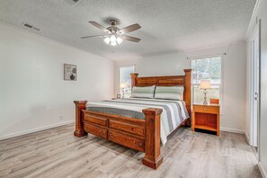 4 habitaciones, escritorio y tabla de planchar con plancha 