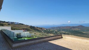 A terrace with a clear view of a hilly landscape and the sea. - Villa Beni Mejmel Tangier (Tanger)