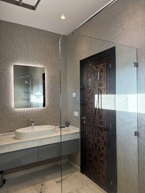 Douche, serviettes fournies, papier de toilette