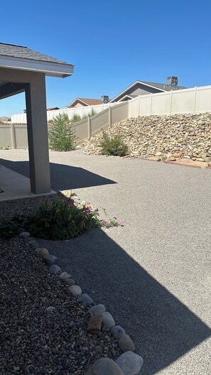 Property grounds - Charming newer 3-bedroom house in Farmington with Refrigerated AC, WiFi (Farmington)