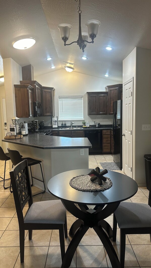 Fridge, microwave, oven, stovetop - Charming newer 3-bedroom house in Farmington with Refrigerated AC, WiFi (Farmington)