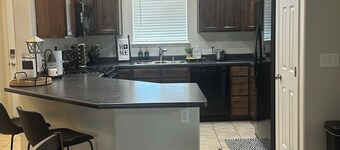 Charming newer 3-bedroom house in Farmington with Refrigerated AC, WiFi