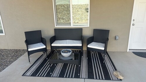 Charming newer 3-bedroom house in Farmington with Refrigerated AC, WiFi