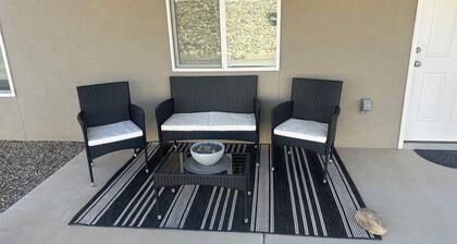 Charming newer 3-bedroom house in Farmington with Refrigerated AC, WiFi