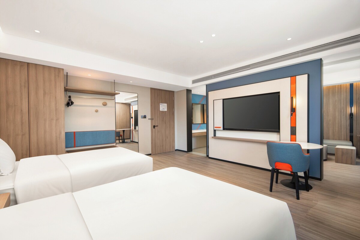 Suite, 2 dobbeltsenger | Skrivebord, skrivebord for bærbar PC og blendingsgardiner