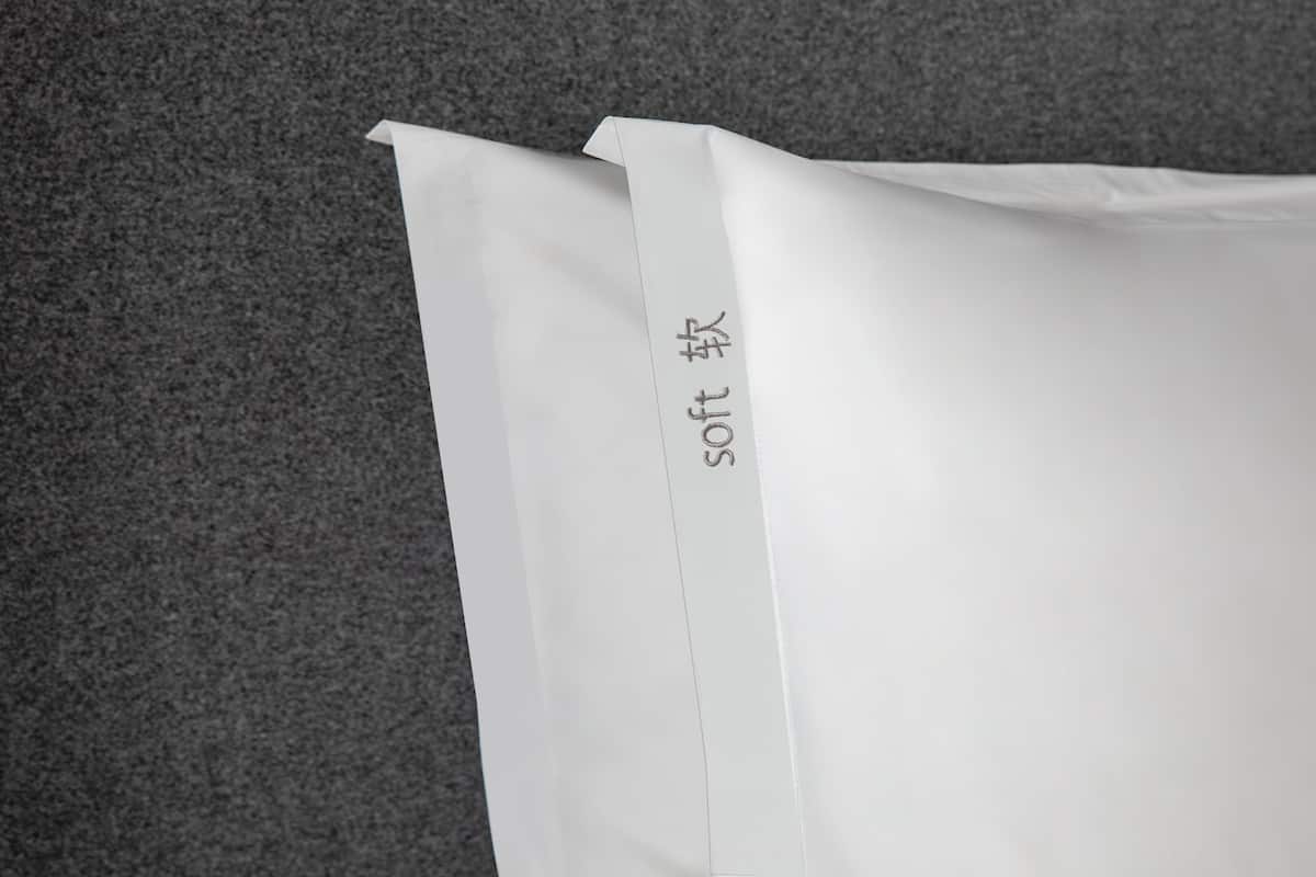 Una bolsa de papel blanca con una línea vertical y texto.