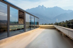 Suite, 1 Bedroom (Ksitigarbha Bodhisattva View)