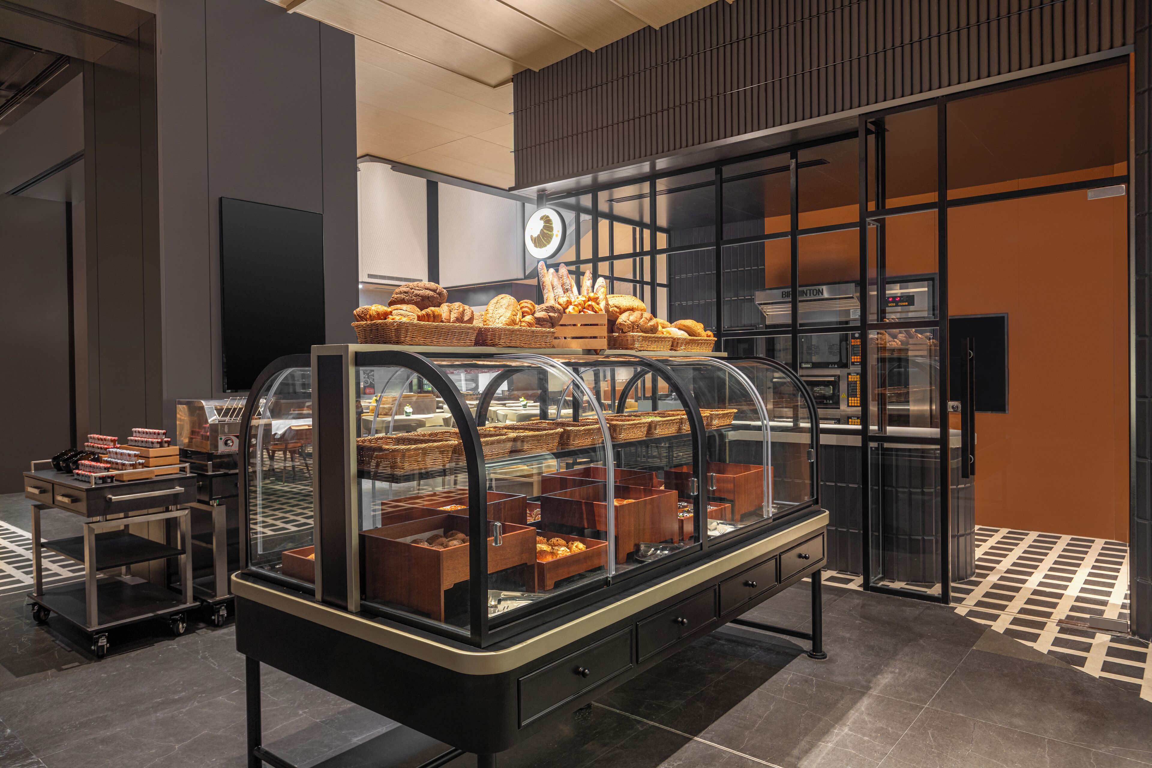 Daily buffet breakfast (CNY 188 per person)