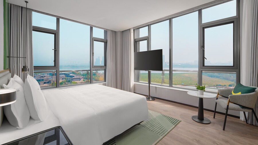 Holiday Inn Wuhan Houguan Lake by IHG