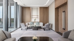 A modern living room with a sofa set, a coffee table, and a decorative vase. - Holiday Inn Wuhan Houguan Lake by IHG (Wuhan)