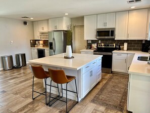 Fridge, microwave, oven, stovetop - Arcadia oasis Heated Pool (Phoenix)