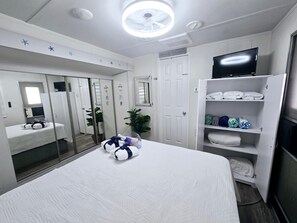 2 عدّة غرف نوم وملاءات أسرّة