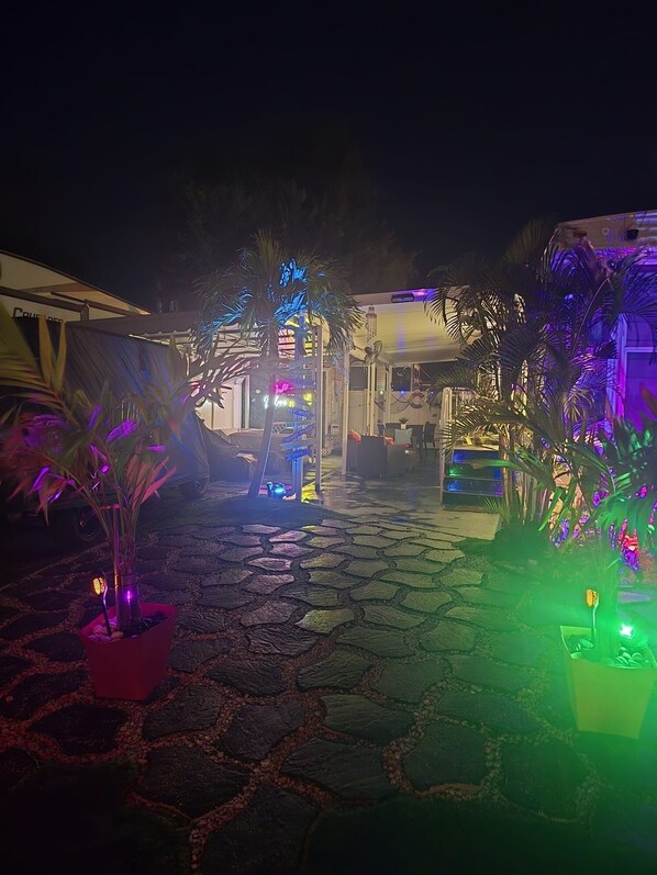 المنطقة المحيطة بالمنشأة