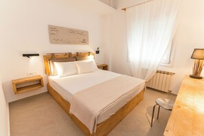 1 quarto, escrivaninha, ferros/tábuas de passar roupa, berço de viagem