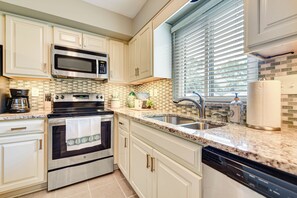 Réfrigérateur, micro-ondes, plaque de cuisson, lave-vaisselle