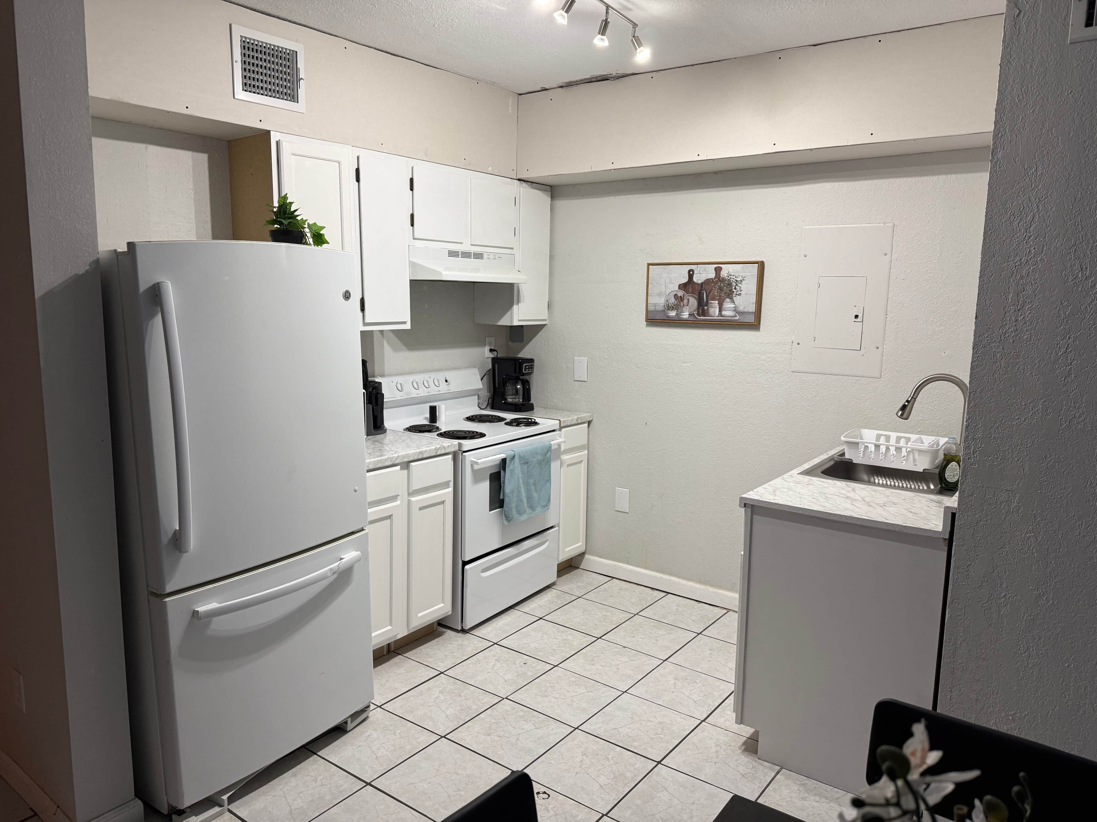 Køleskab, mikrobølgeovn, ovn, kogeplade