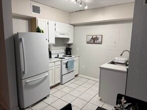 Kylskåp, mikrovågsugn, ugn och spishäll