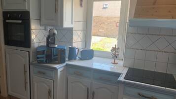 KjĂžleskap, mikrobĂžlgeovn, ovn og kokeplater