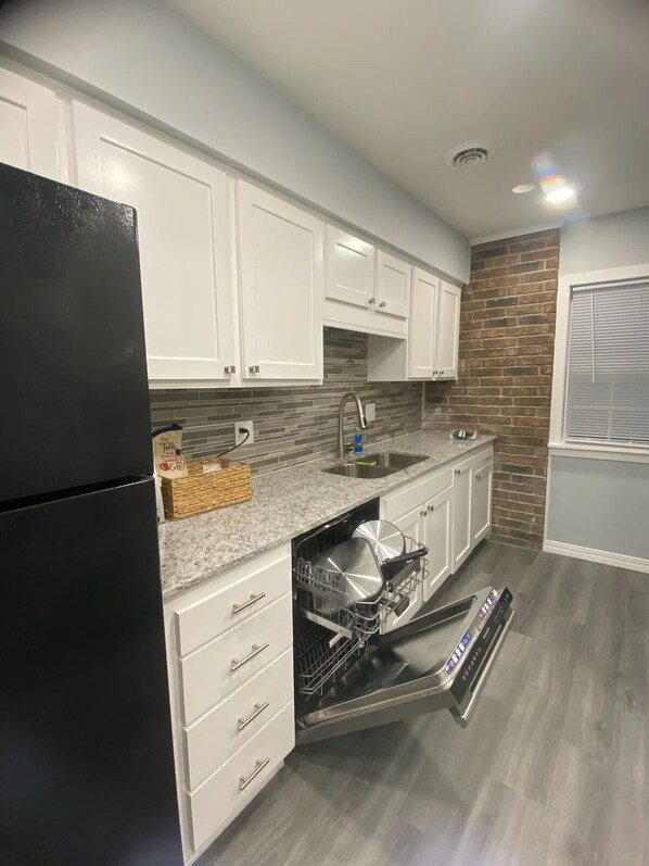 Een microgolfoven, een oven, een kookplaat, een vaatwasser