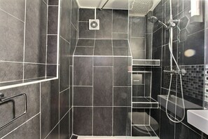 Dusch, hårtork, handdukar och tvål