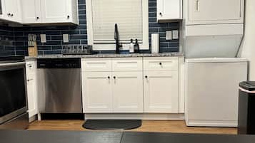 Een magnetron, een oven, een kookplaat, een vaatwasser