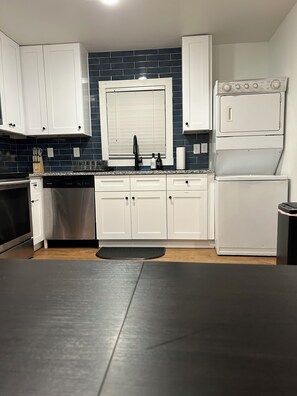 Microwave, oven, stovetop, dishwasher - Amazing visual Illusion home.Incredible 5-bedroom home near downtown Atlanta  (Atlanta)