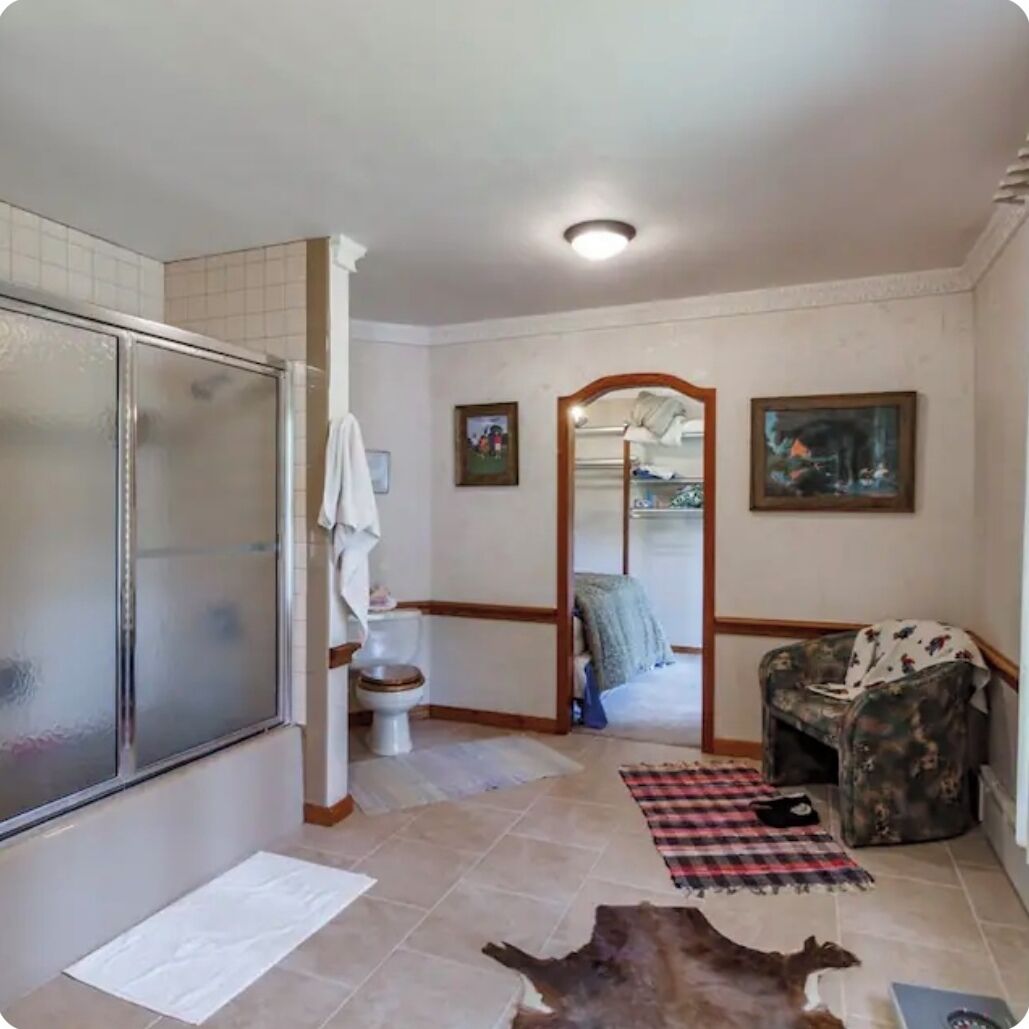 Unique Waterfront Cabin In Tomahawk 5 bedrooms available, Tomahawk