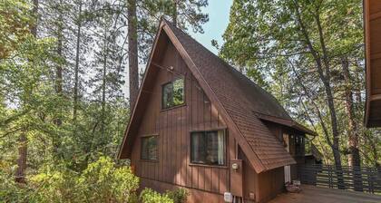 Vintage 3-bed chalet in Stanislaus National Forrest w/ privacy and canyon views