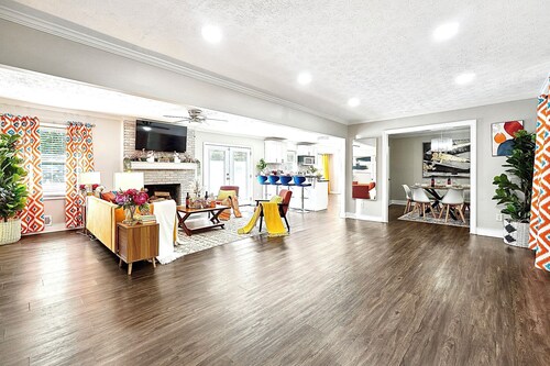 Vibrant & Cozy Home-Sleeps 12-King Bed-Fenced Yard