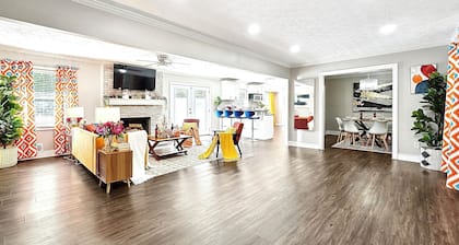 Vibrant & Cozy Home-Sleeps 12-King Bed-Fenced Yard