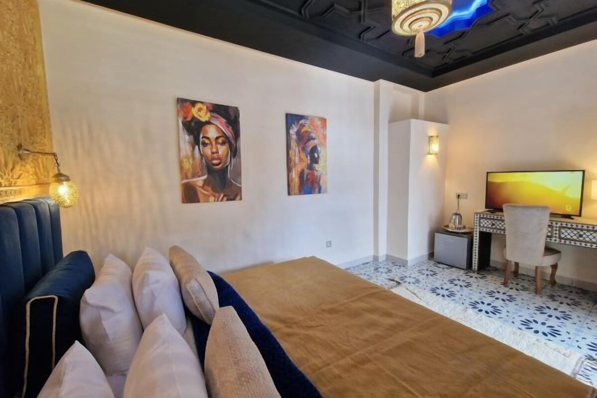 In-room safe, WiFi (free), bed sheets