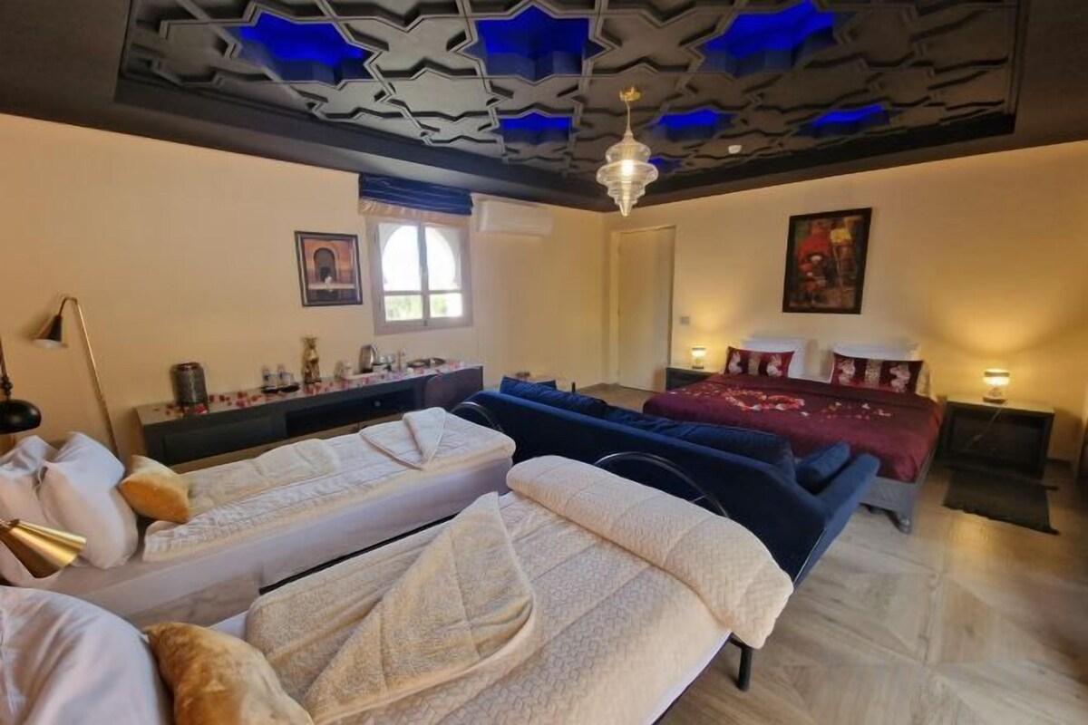 In-room safe, WiFi (free), bed sheets