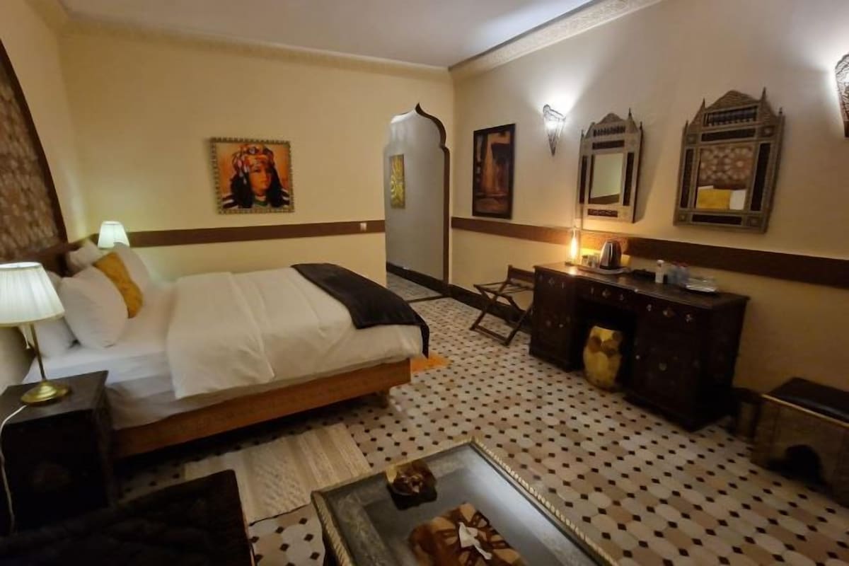 In-room safe, WiFi (free), bed sheets