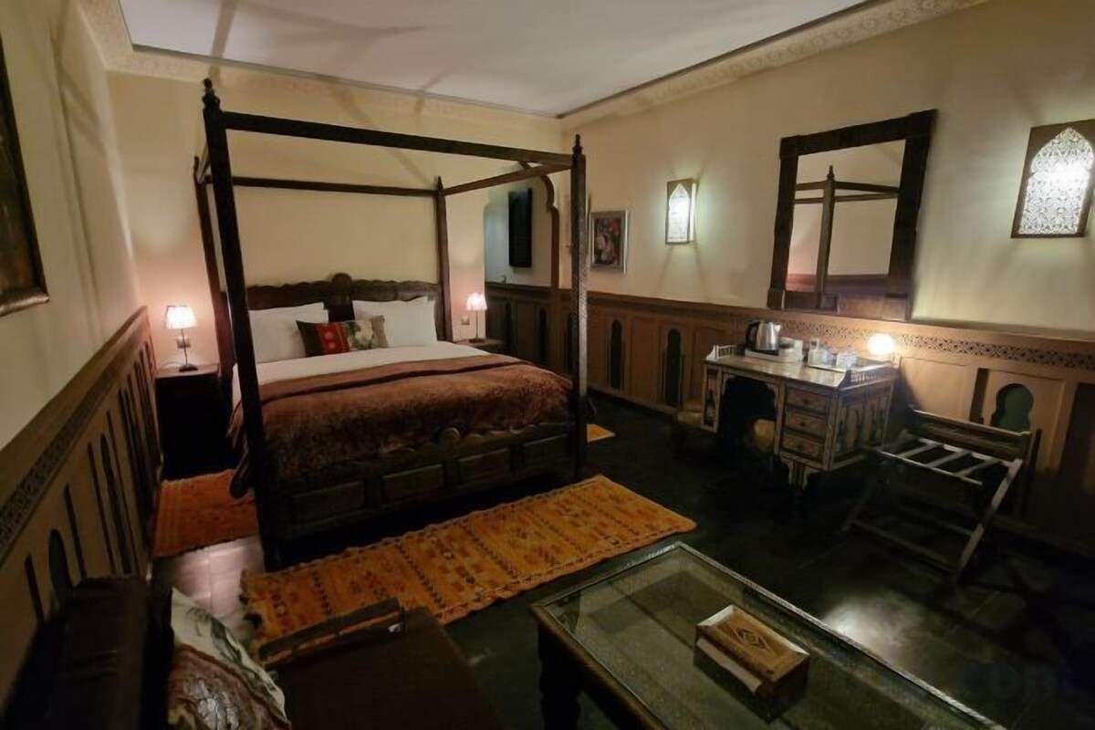 In-room safe, WiFi (free), bed sheets