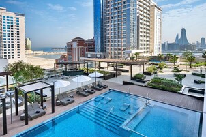 Una piscina techada, una piscina al aire libre