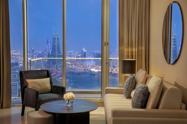 디럭스 스튜디오, 킹사이즈침대 1개, 발코니, 바다 전망 | 거실 공간 | 위성 채널 시청이 가능한 55인치 LED TV, iPod 도킹 스테이션