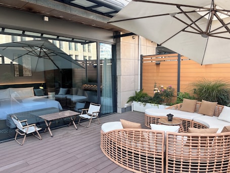 尊荣客房, 1 张特大床, 露台 | 露台. 西安钟楼希尔顿花园酒店