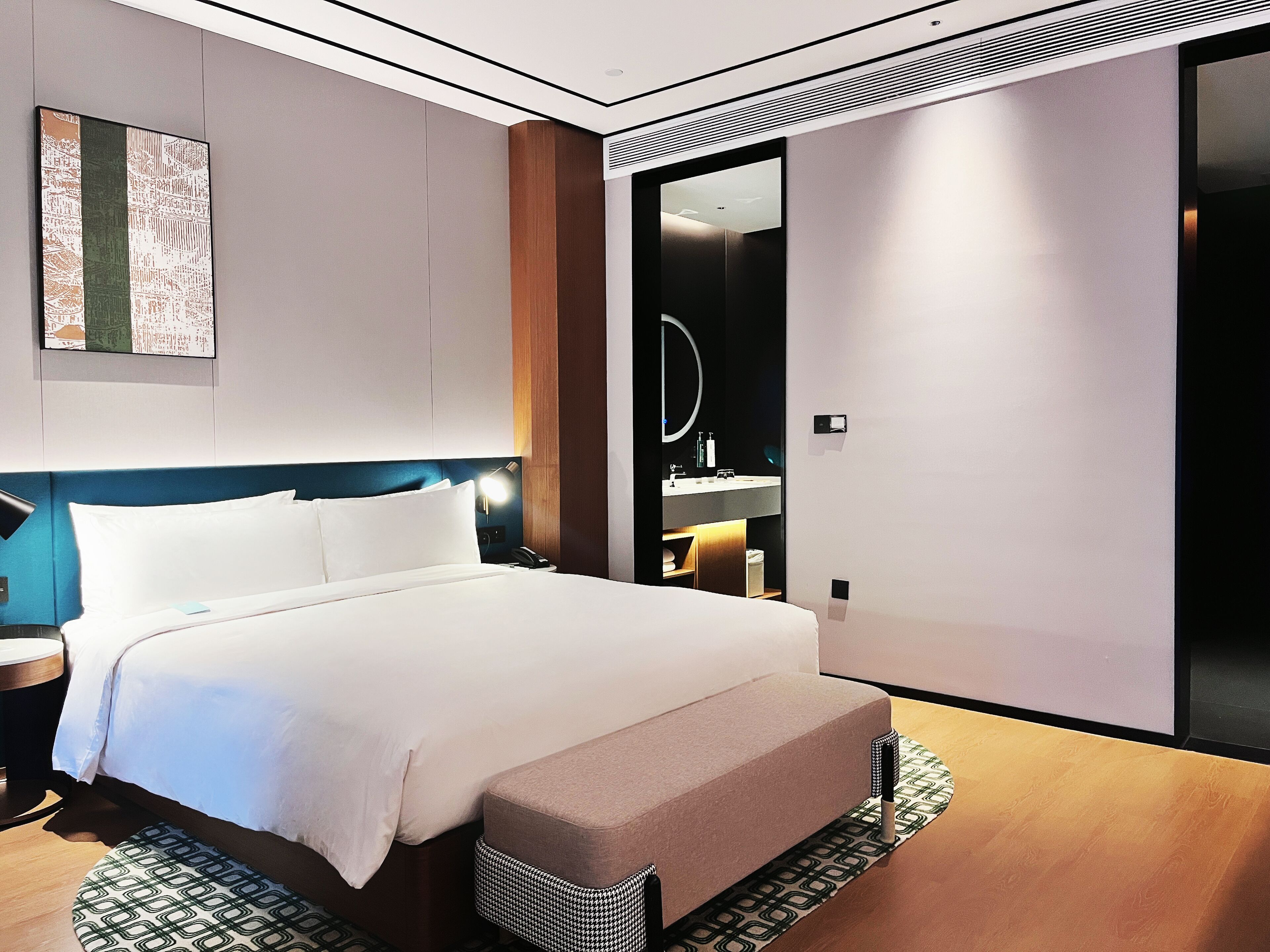 Deluxe Room, 1 King Bed | Living area