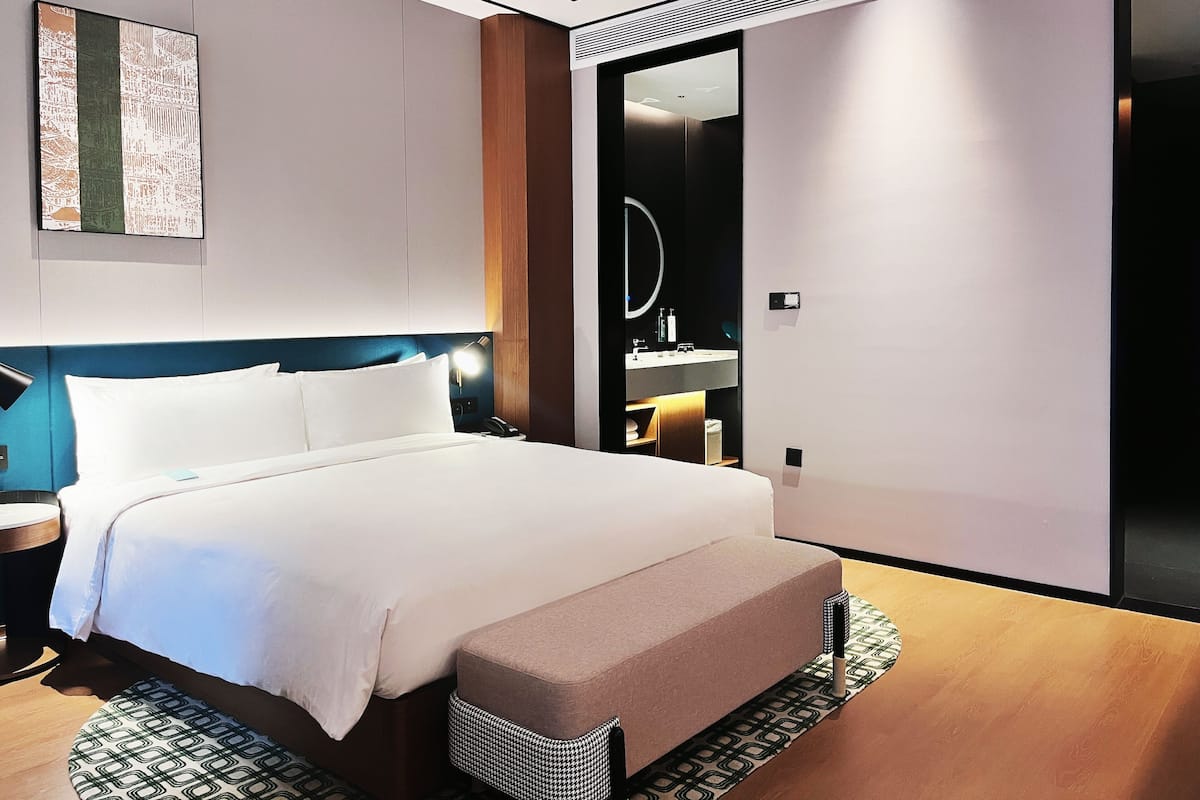 Deluxe Room, 1 King Bed | Living area