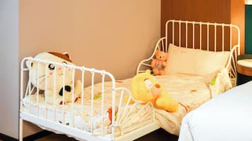 Premium-huone, 1 suuri parisänky | Untuvapeitot, minibaari, tallelokero huoneessa, työpöytä