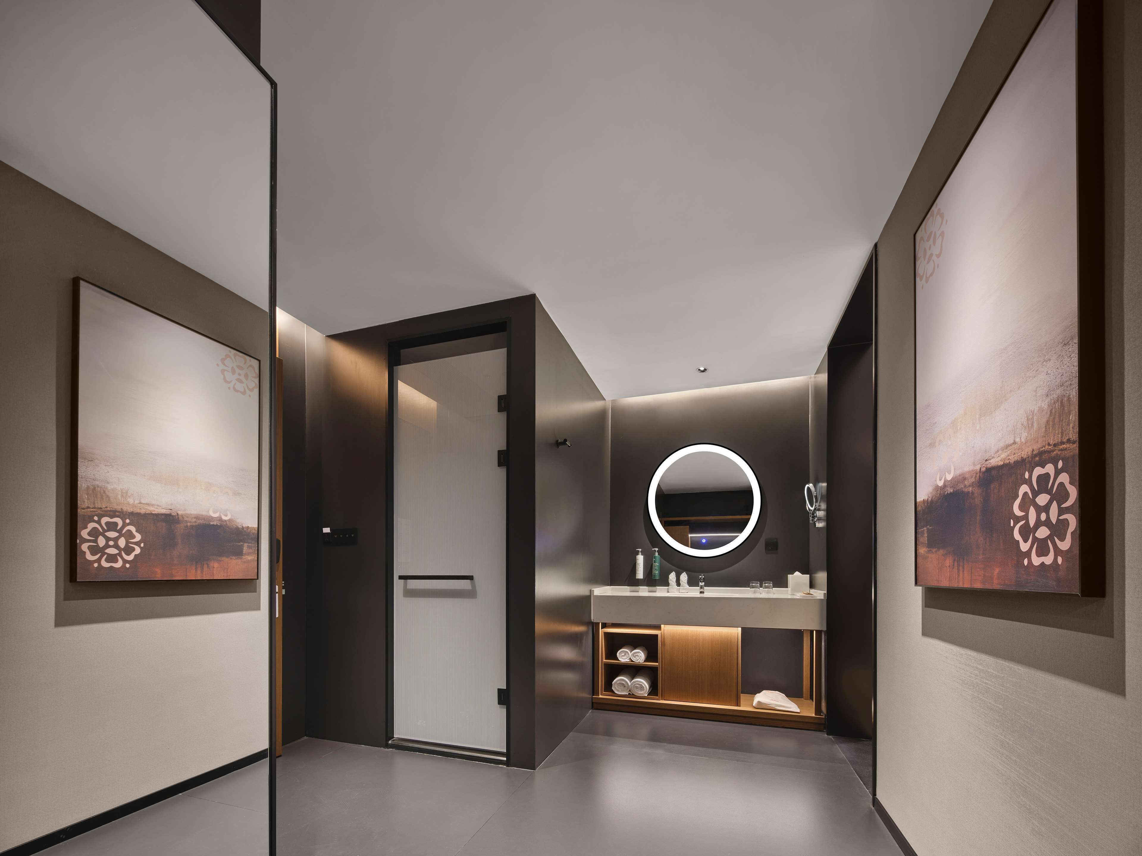 Deluxe Room, 2 Single Beds | Bathroom | Hair dryer, bathrobes, slippers, bidet