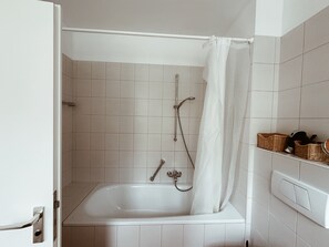 Asciugacapelli, asciugamani, sapone, carta igienica