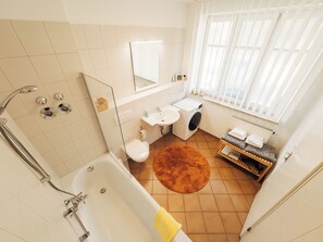 Secador de cabelo, toalhas de banho, sabonete, papel higiênico
