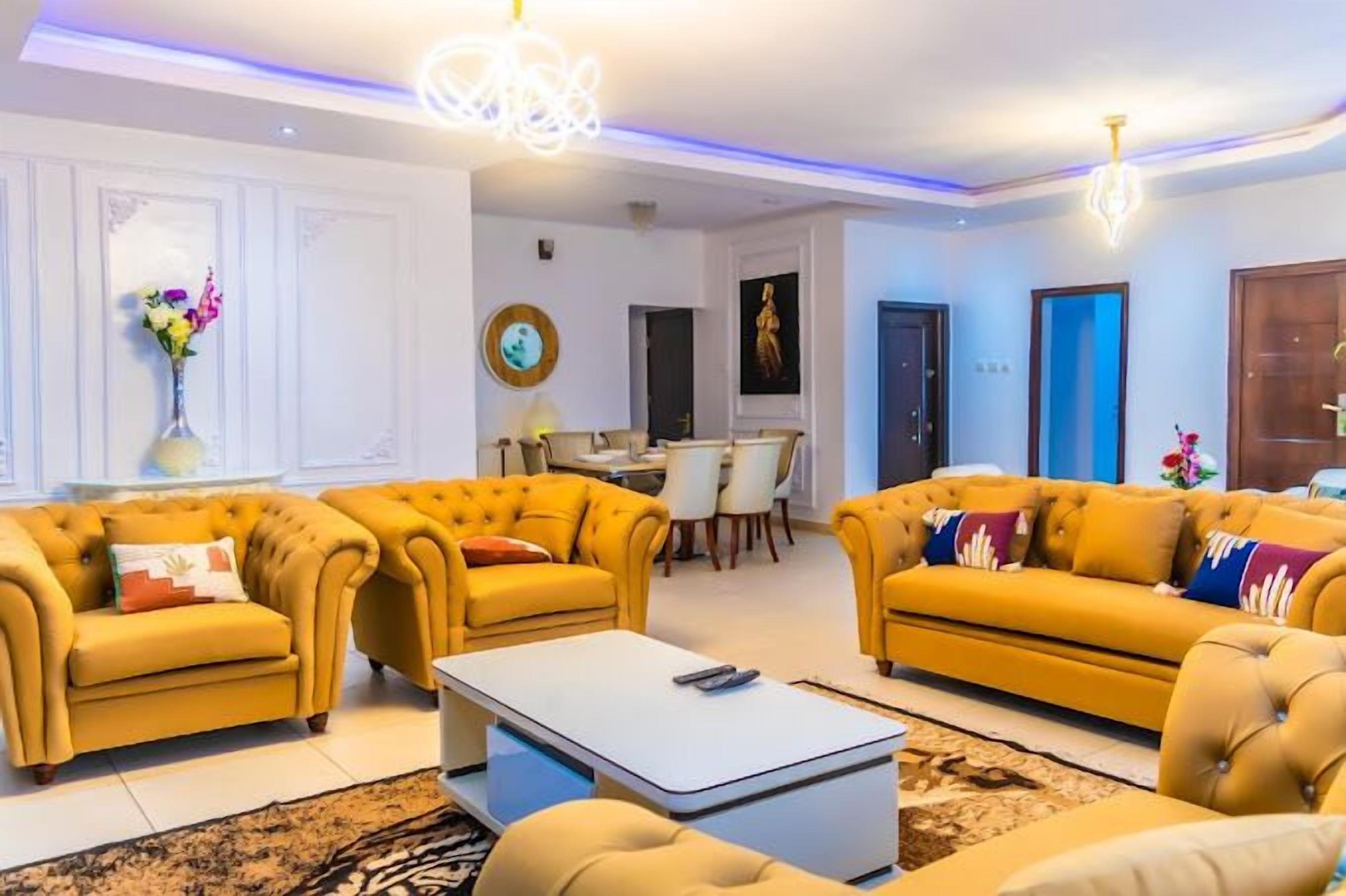 Family Room, Balcony, City View | Living area