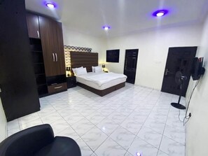 Desk, laptop workspace, soundproofing, free WiFi - Pearl Exquisite Apartment (Lekki)