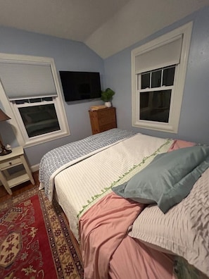 2 bedrooms, desk, WiFi, bed sheets